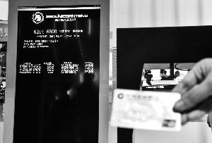 昨日是首都网络安全日，由市公安局、市网络行业协会等单位主办的网络与信息安全博览会在北京展览馆举办。活动现场，警方和参展安全企业揭秘黑客攻击手段和电信网络诈骗手段。让人震惊的是，裹在钱包里的银行卡都能被擦身而过的人盗走个人信息。