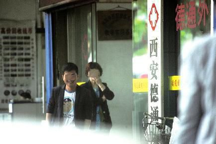 被医托哄骗的患者，轻者毫无疗效，延误病情；重者小病大治，戕害生命。去年12月，因月经周期不准，西北大学一名大二女生来到西安交大一附院，谁知排队候诊时，被一名20岁左右的女医托哄骗到长安区某家民营医院治疗，结果经一通挂号、检查后，居然还被要求做手术。最终，她把刚从学校领到的3000元奖学金一下子花光了。