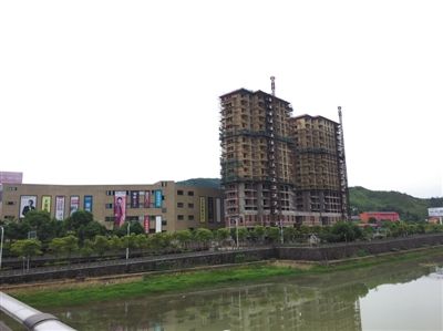 江西省德兴市福泰房地产开发有限公司的项目已烂尾停工两年。这家公司2011年拍下“地王”项目，迄今仍保持着最高地价纪录。 新京报记者 孙瑞丽 摄