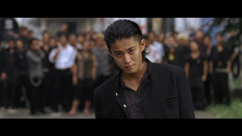 小栗旬，热血高校中的男主角。没想到也是这样的人，与名模山田优结婚4个月，就传出因出轨而面临离婚危机。