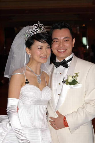 李厚霖，曾是有名的钻石王老五娱乐圈无人不知无人不晓，和当年的湖南卫视一姐李湘结婚轰动了娱乐圈，但是结婚没多久风流公子的形象便暴露的一览无余，到处沾花惹草，最终导致离婚。