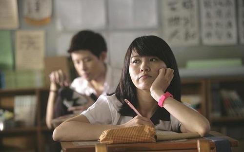 胡家玮，在《那些年我们追过的女孩》中饰演女主角的好闺蜜，虽然在演艺圈名气不高，但是是台湾著名的画家。与调酒师结婚19天便被曝与另一名台湾网络名人“黄大爷”有婚外情，并且被目击两人亲亲、拥抱，状似亲密。