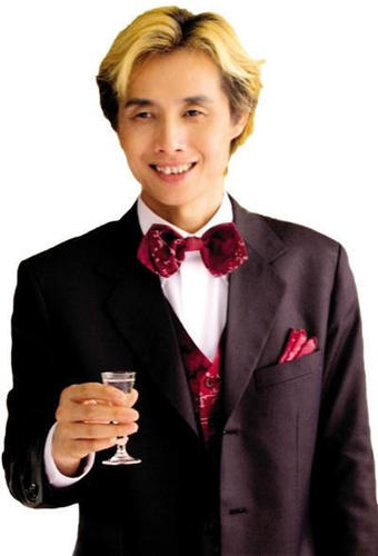 邓建国，娱乐圈著名的炒作大王，和自己的干女儿黄梓琪结婚不到四个月就离婚了。原因就是因为邓建国到处沾花惹草。