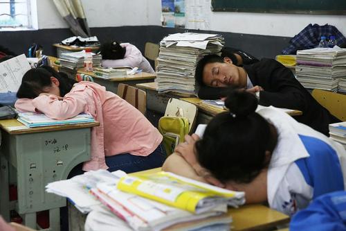6月1日，随着高考的逼近，高三学子进入最后的冲刺。在安庆市桐城市天城中学，上千名高三学子为了节约时间，中午不再往返出租屋或家里，饭后趴在教室的课桌上集体午休。
