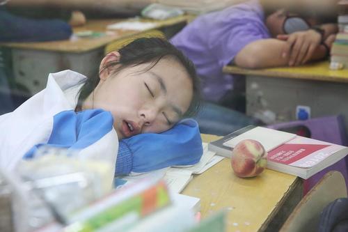 天城中学在校学生有3500余人，为了让孩子能专心学习，约有2800多名家长选择来校陪读，和孩子租住在一起，照顾孩子的生活。