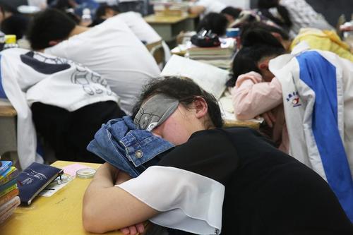 天城中学坐落在桐城市双港镇，是一所乡村中学，也是安徽省示范高中，学风优良，在当地具有良好的办学声誉。