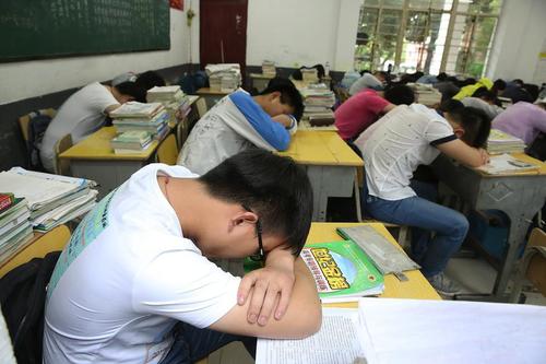 高考即将到来，学生午饭过后全部选择在教室休息。