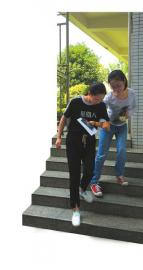 只要钟珊起身，就会有同学靠拢过来，让她挽住手