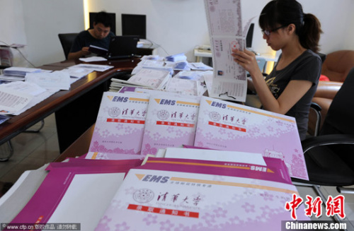 资料图。清华大学发放录取通知书。范继文 摄 图片来源：CFP视觉中国