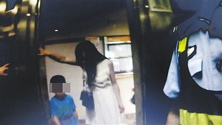 涛涛（化名）给妈妈开了门 沙区警方供图