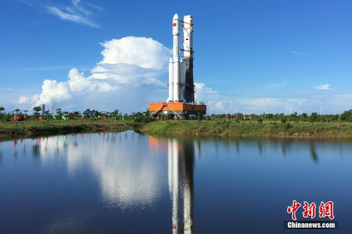 6月22日，承载着长征七号运载火箭与搭载载荷组合体的活动发射平台，从海南文昌航天发射场的垂直总装测试厂房驶出，平稳行驶约3小时后，安全转运至发射塔架。图为火箭垂直转运。<a target='_blank' href='http://www.chinanews.com/'>中新社</a>发 杨志远 摄