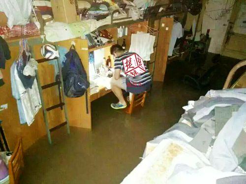 学霸大水中蹲椅子学习 椅面全淹后上桌学习