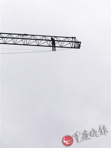 男子塔吊上悬空