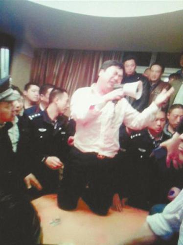媒体：官员下跪都为啥？跪领导跪纪委跪大师…