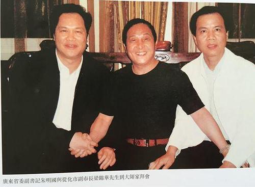 媒体：官员下跪都为啥？跪领导跪纪委跪大师…