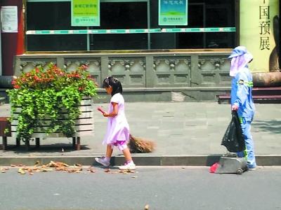 40 街头  小女孩感动网友
