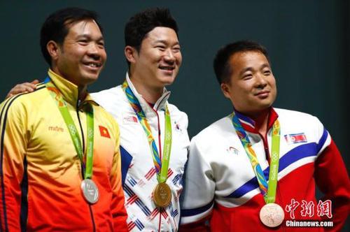 秦钟午（中）是该项目的世界纪录保持者，也是本届奥运会的卫冕冠军。 中新网记者 盛佳鹏 摄